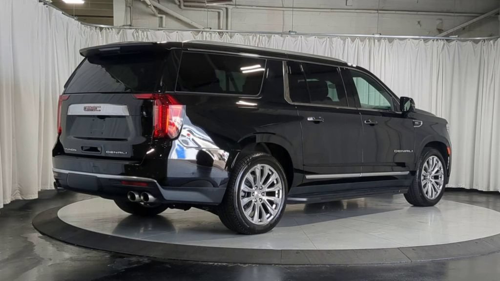 Used 2024 GMC Yukon XL Denali w/ Advanced Technology Package AWD/4WD image 8