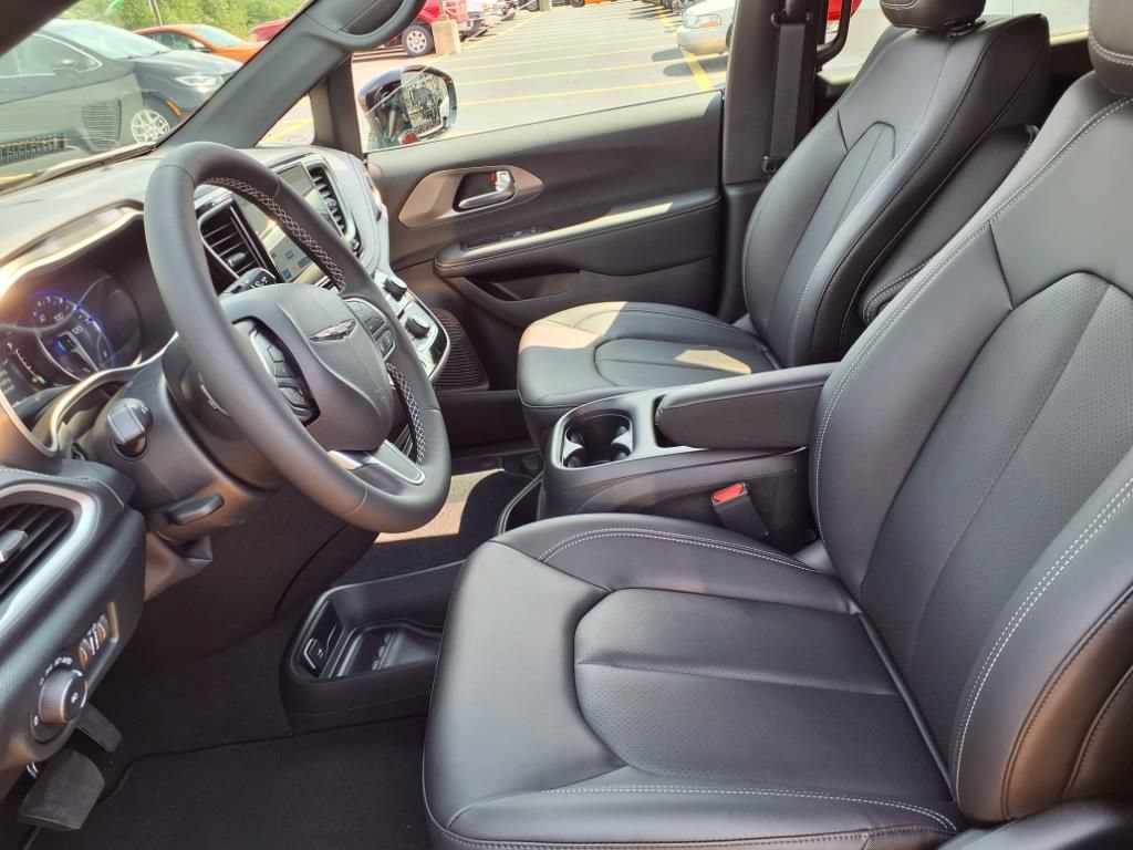 Used 2026 Chrysler Pacifica Select FWD image 15