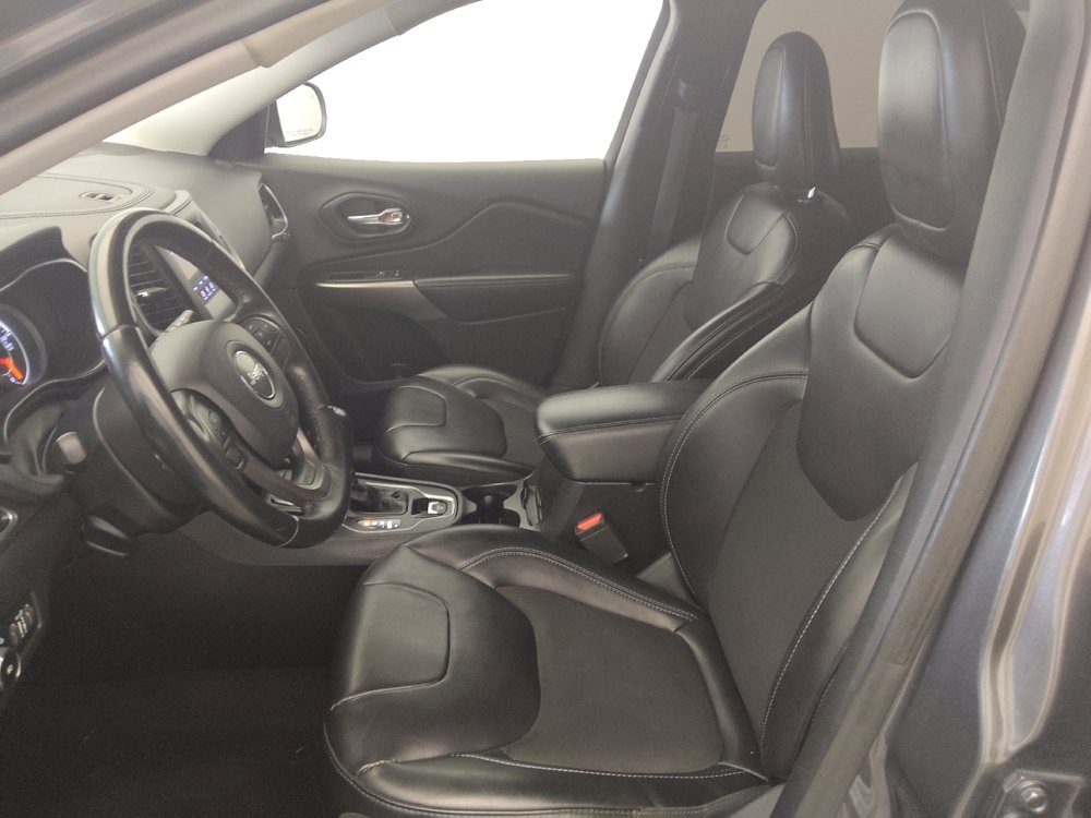 Used 2019 Jeep Cherokee Latitude Plus FWD image 17