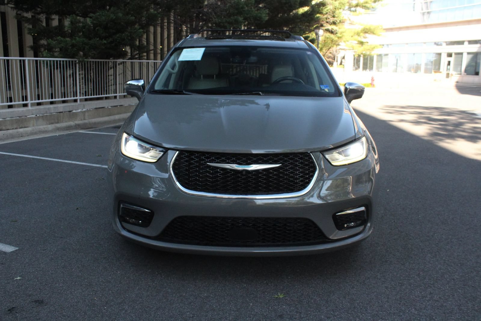 Used 2021 Chrysler Pacifica Limited w/ Uconnect Theater Family Group FWD image 3