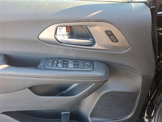 New 2026 Chrysler Pacifica Select image 9
