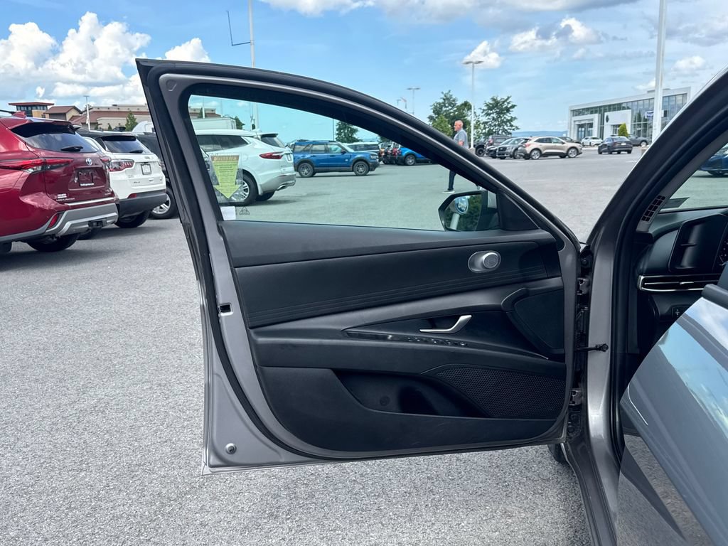 Used 2023 Hyundai Elantra SE w/ Cargo Package FWD image 23