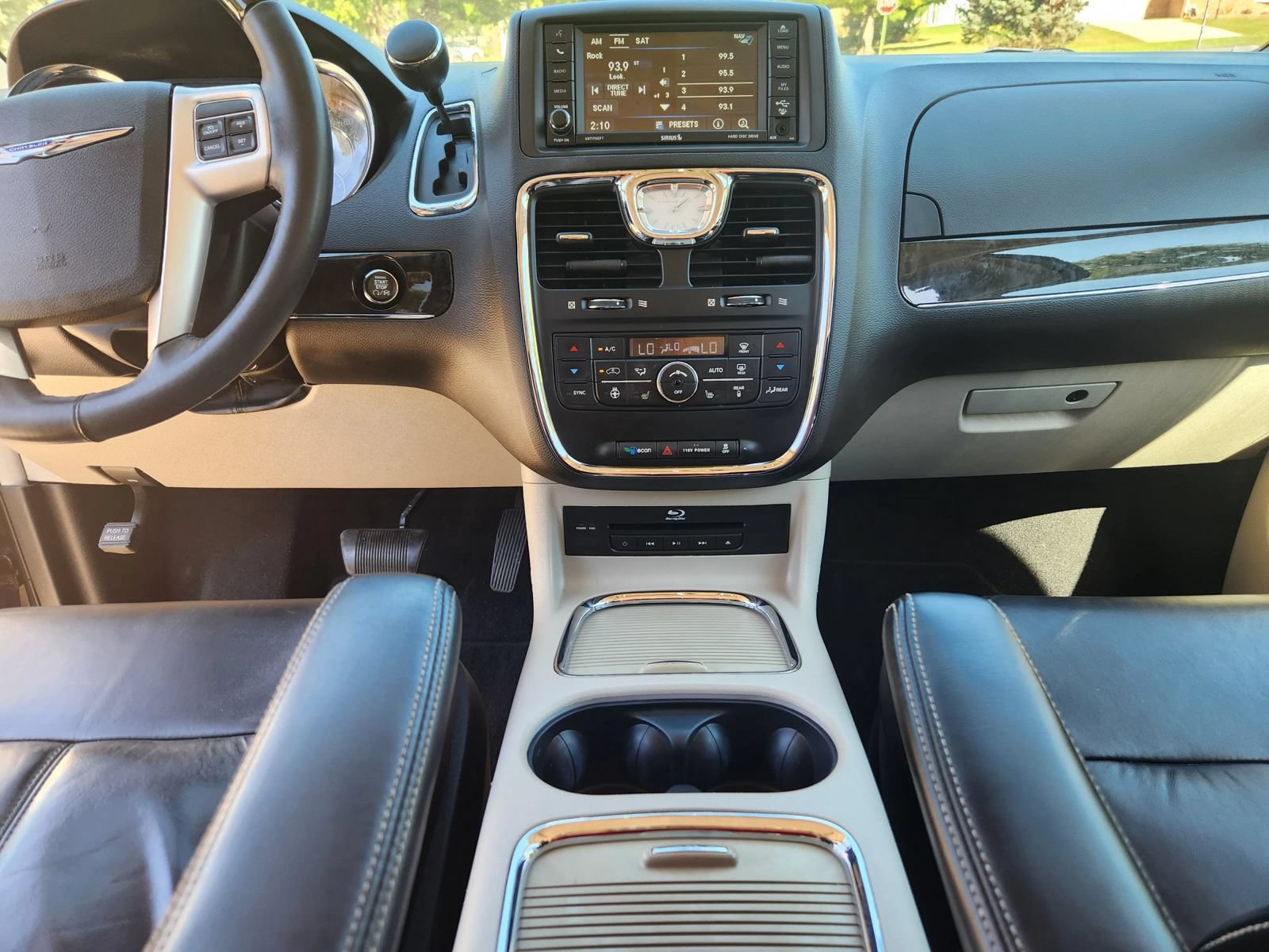 Used 2016 Chrysler Town & Country Limited Platinum w/ Trailer Tow Group FWD image 15