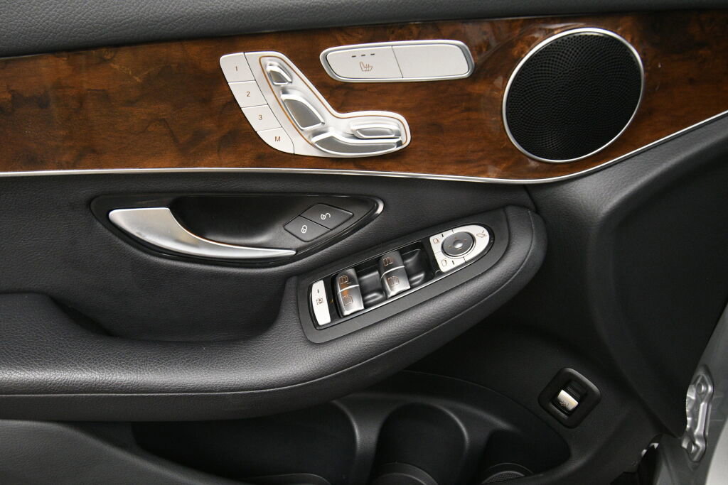 Used 2019 Mercedes-Benz GLC 300 4MATIC image 11