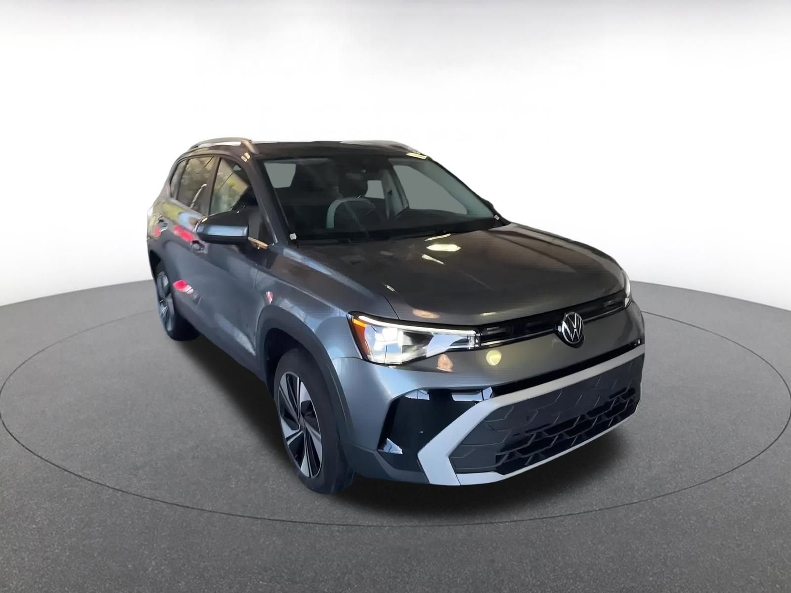 Used 2025 Volkswagen Taos SE image 3