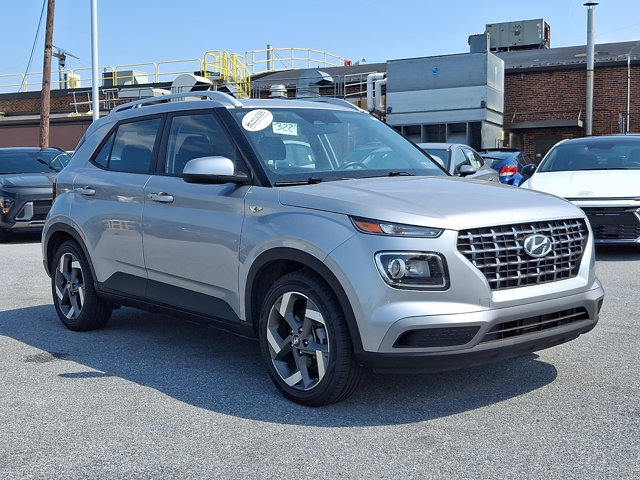 Certified 2025 Hyundai Venue SEL FWD image 3