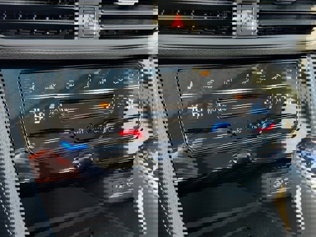 New 2025 Volkswagen Jetta SE image 30