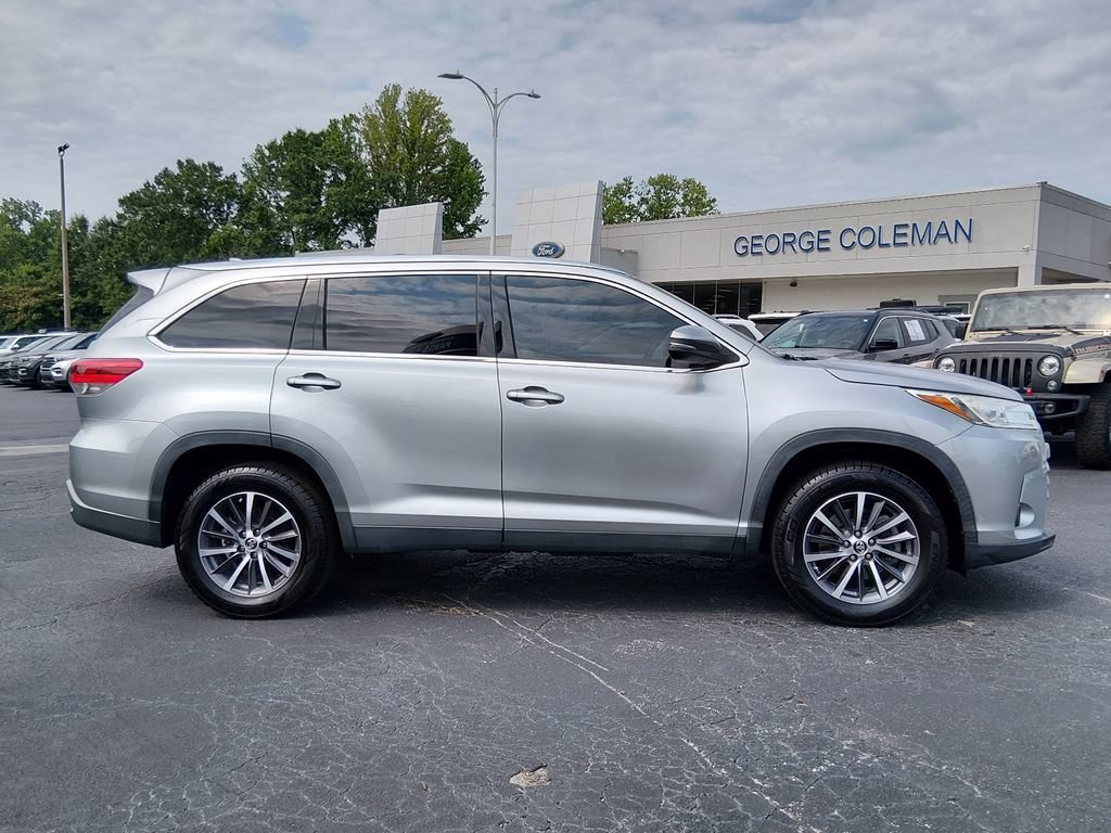 Used 2019 Toyota Highlander XLE FWD image 3