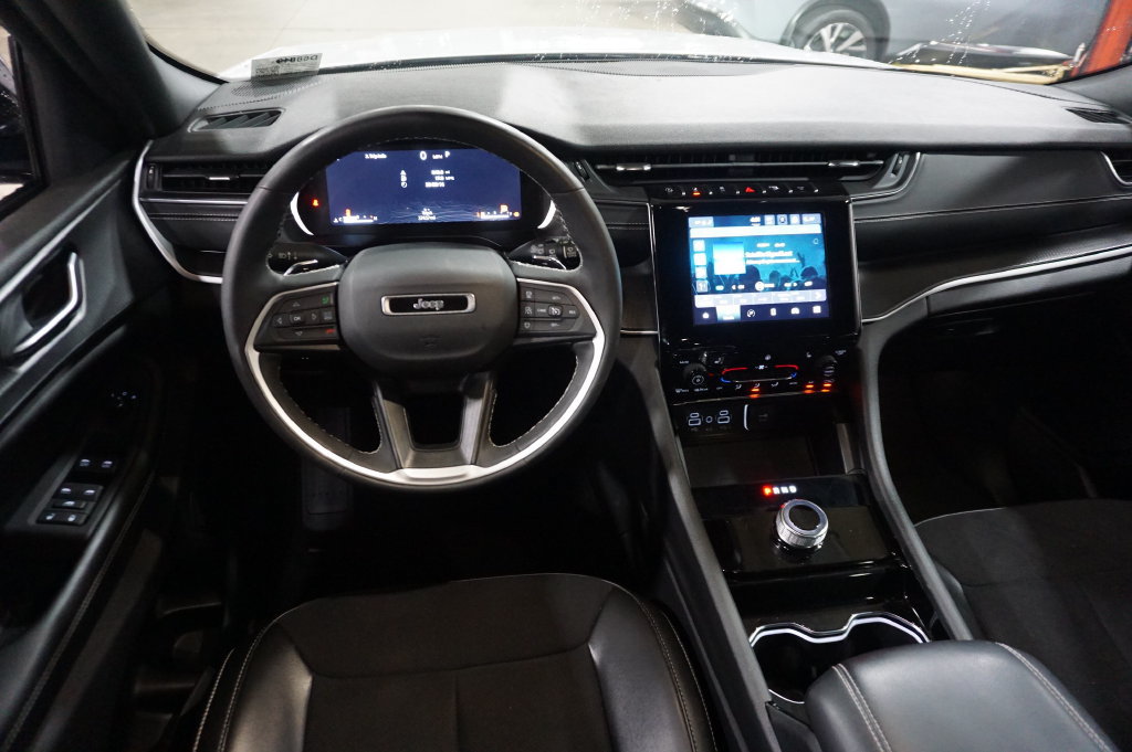Used 2023 Jeep Grand Cherokee Altitude AWD/4WD image 6