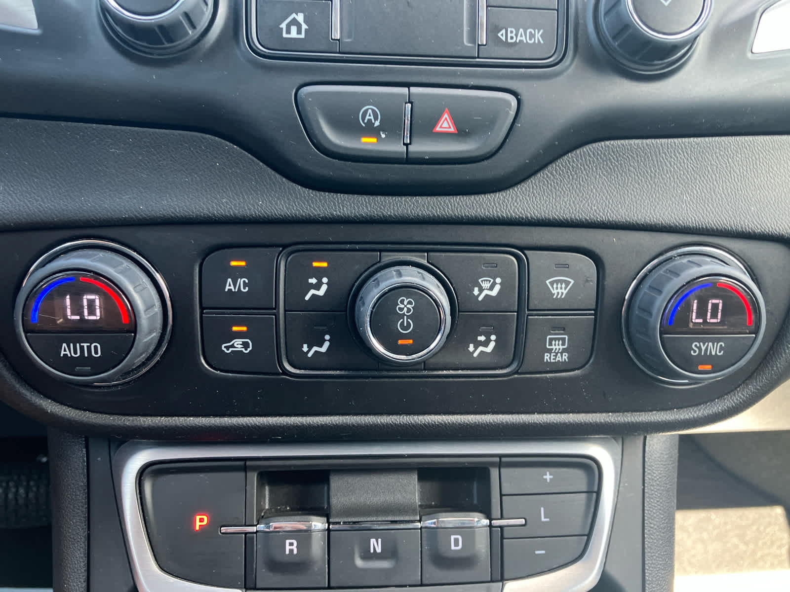 Used 2024 GMC Terrain SLT w/ Tech Package FWD image 31