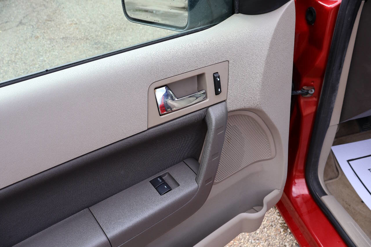 Used 2010 Ford Focus SES FWD image 11