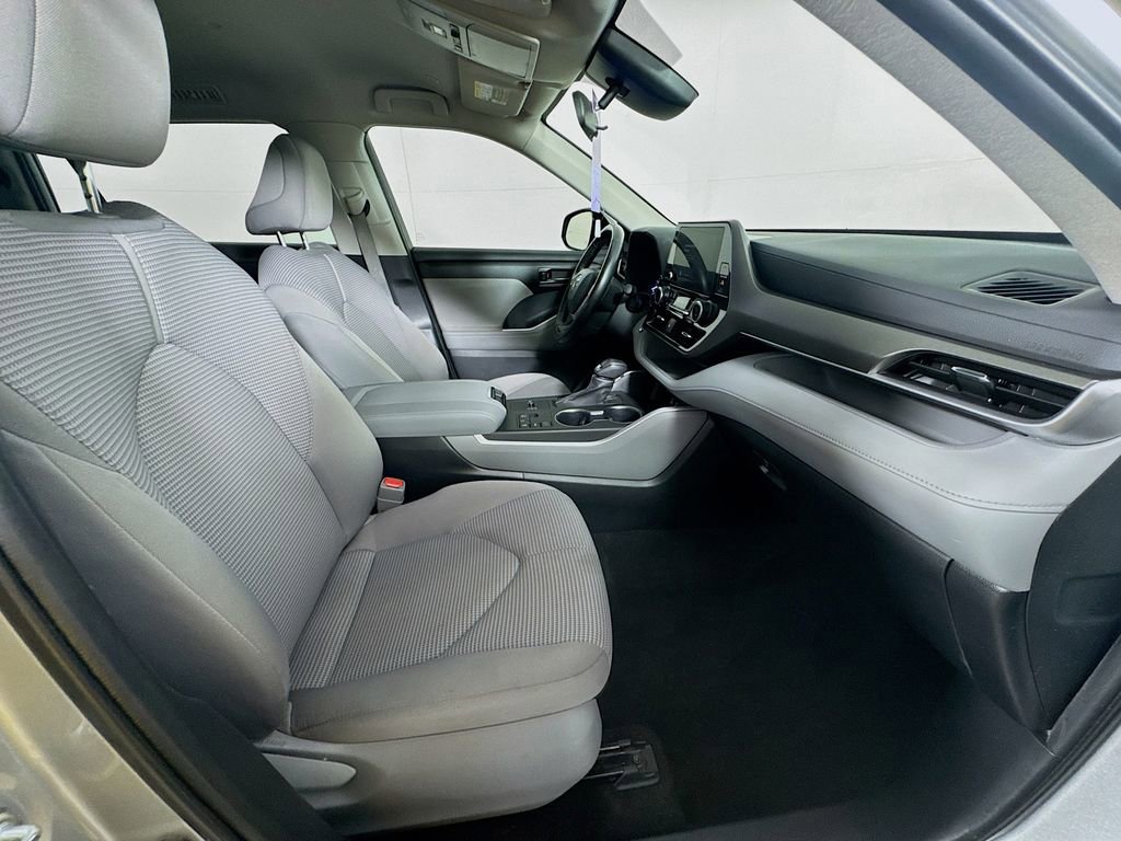 Used 2023 Toyota Highlander LE FWD image 34