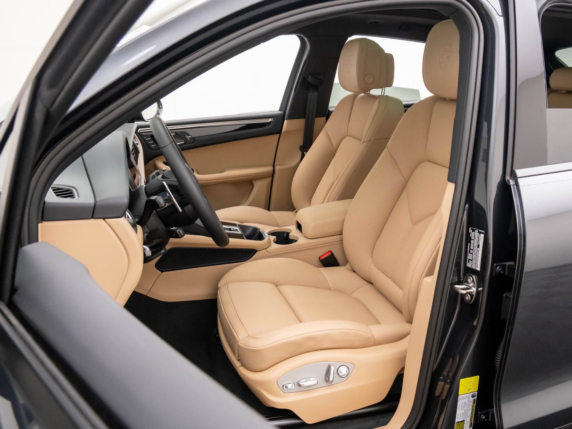 Certified 2026 Porsche Macan AWD/4WD image 5