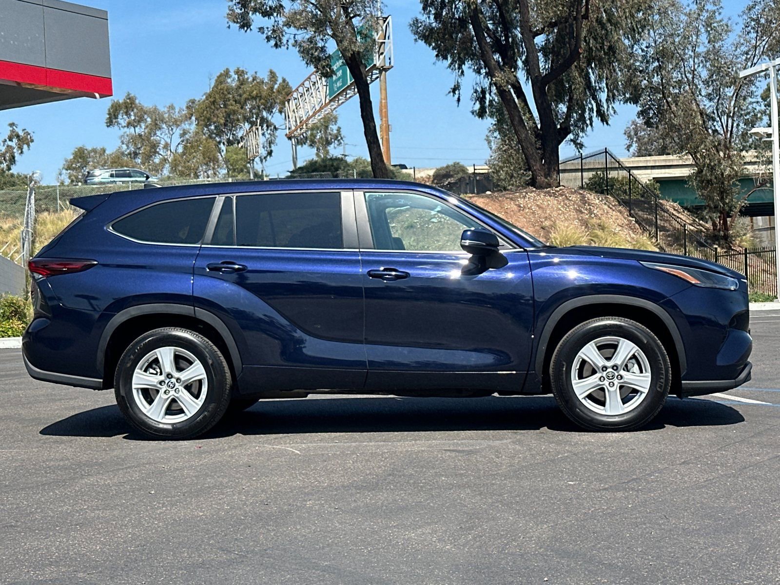 Used 2025 Toyota Highlander LE image 6