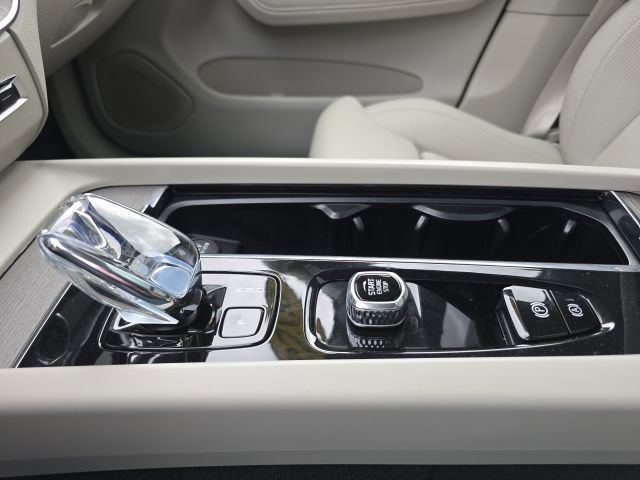 Certified 2023 Volvo XC60 B5 Ultimate w/ Climate Package image 29