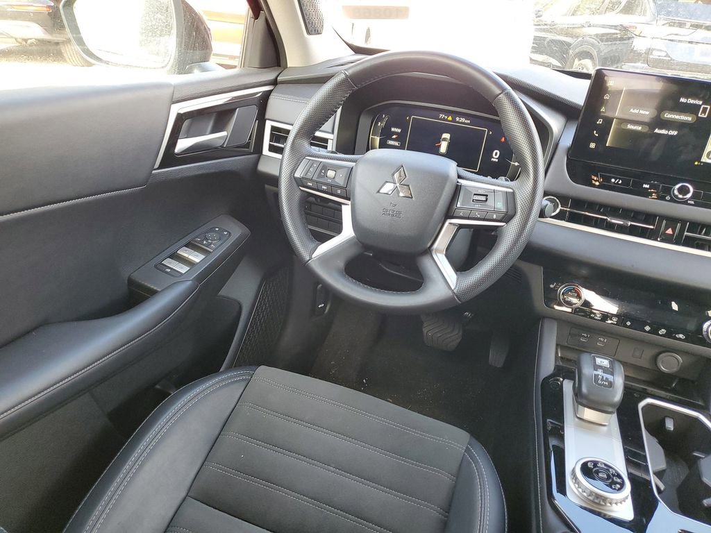 Used 2025 Mitsubishi Outlander SE image 10