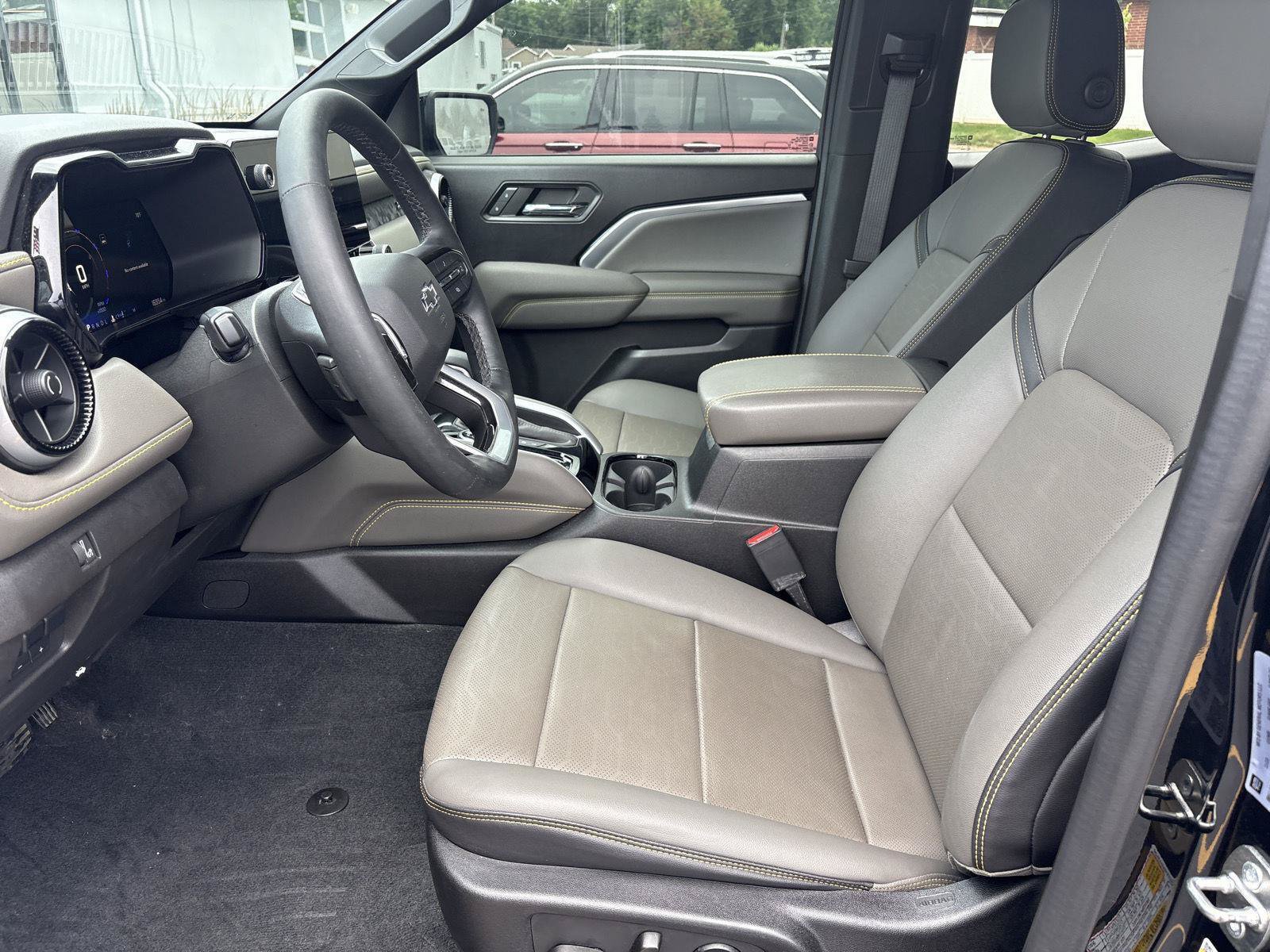 Used 2023 Chevrolet Colorado ZR2 w/ ZR2 Convenience Package III AWD/4WD image 9