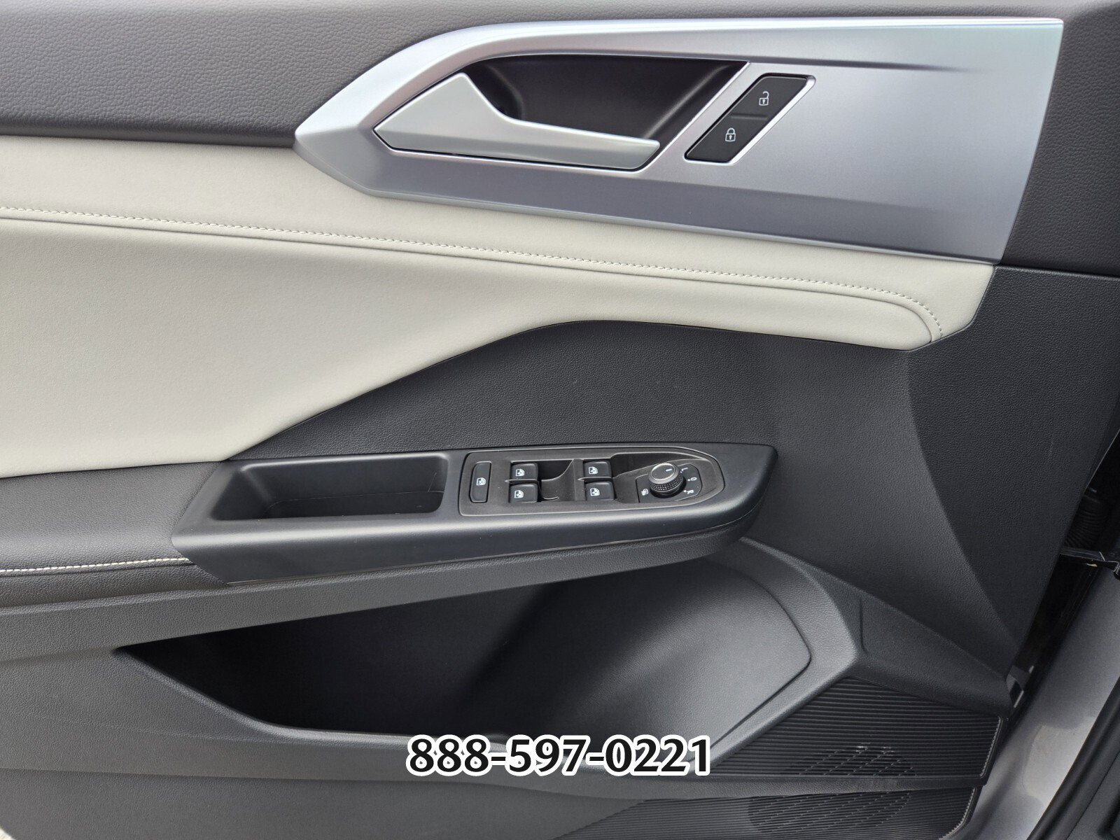 Certified 2025 Volkswagen Taos SE image 31