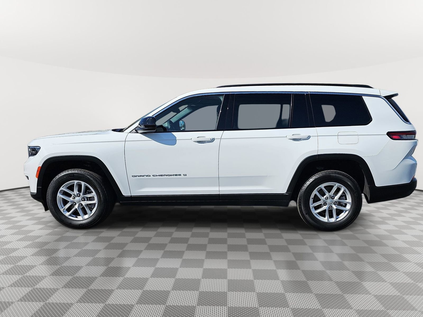 Used 2025 Jeep Grand Cherokee L Laredo RWD image 8
