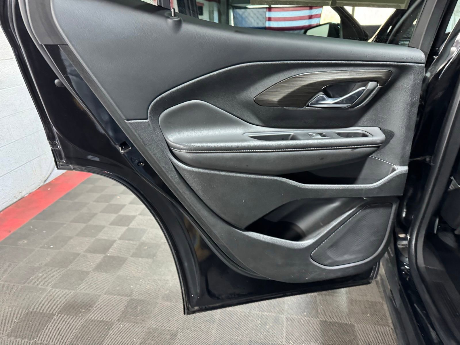 Used 2023 GMC Terrain SLT image 11