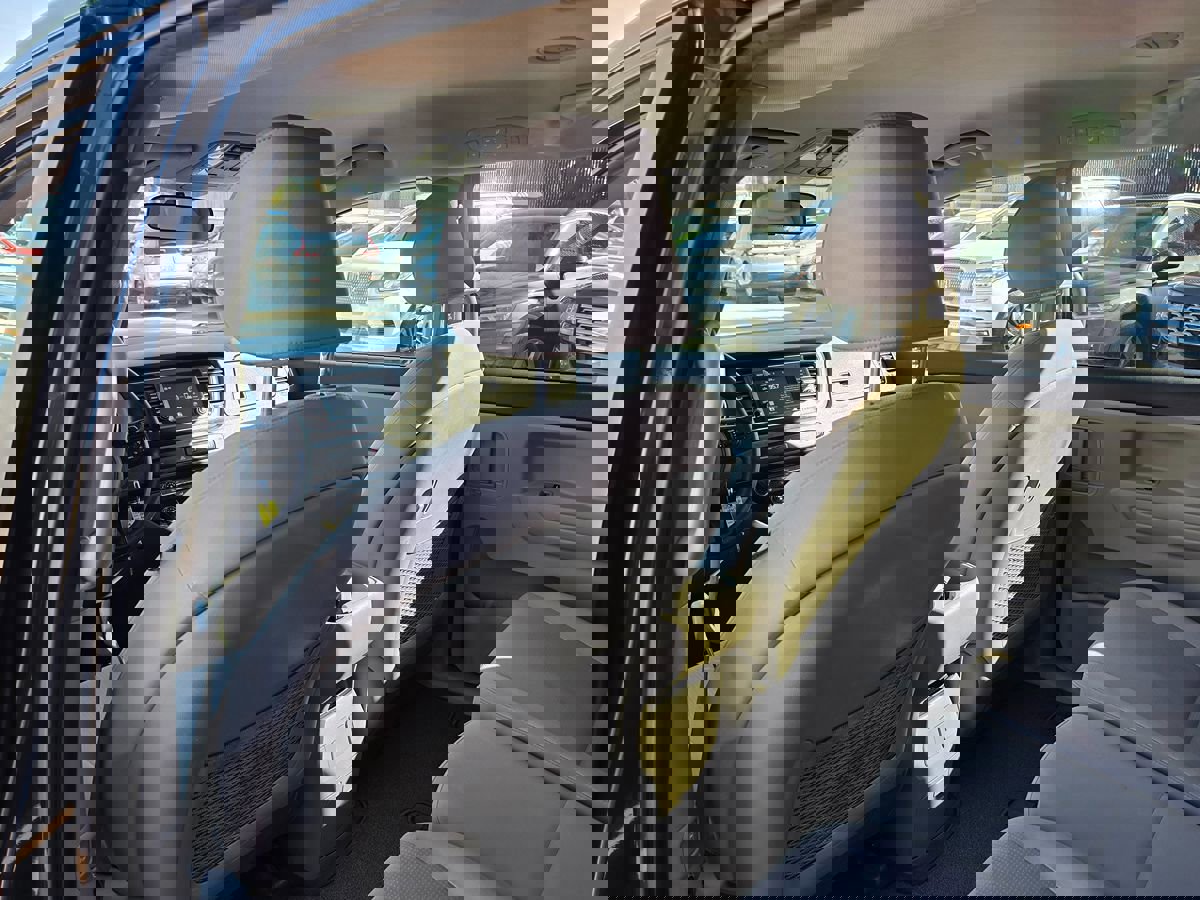 Used 2019 Kia Sedona LX image 28