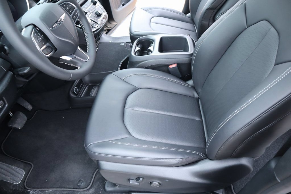 New 2026 Chrysler Pacifica Select FWD image 11
