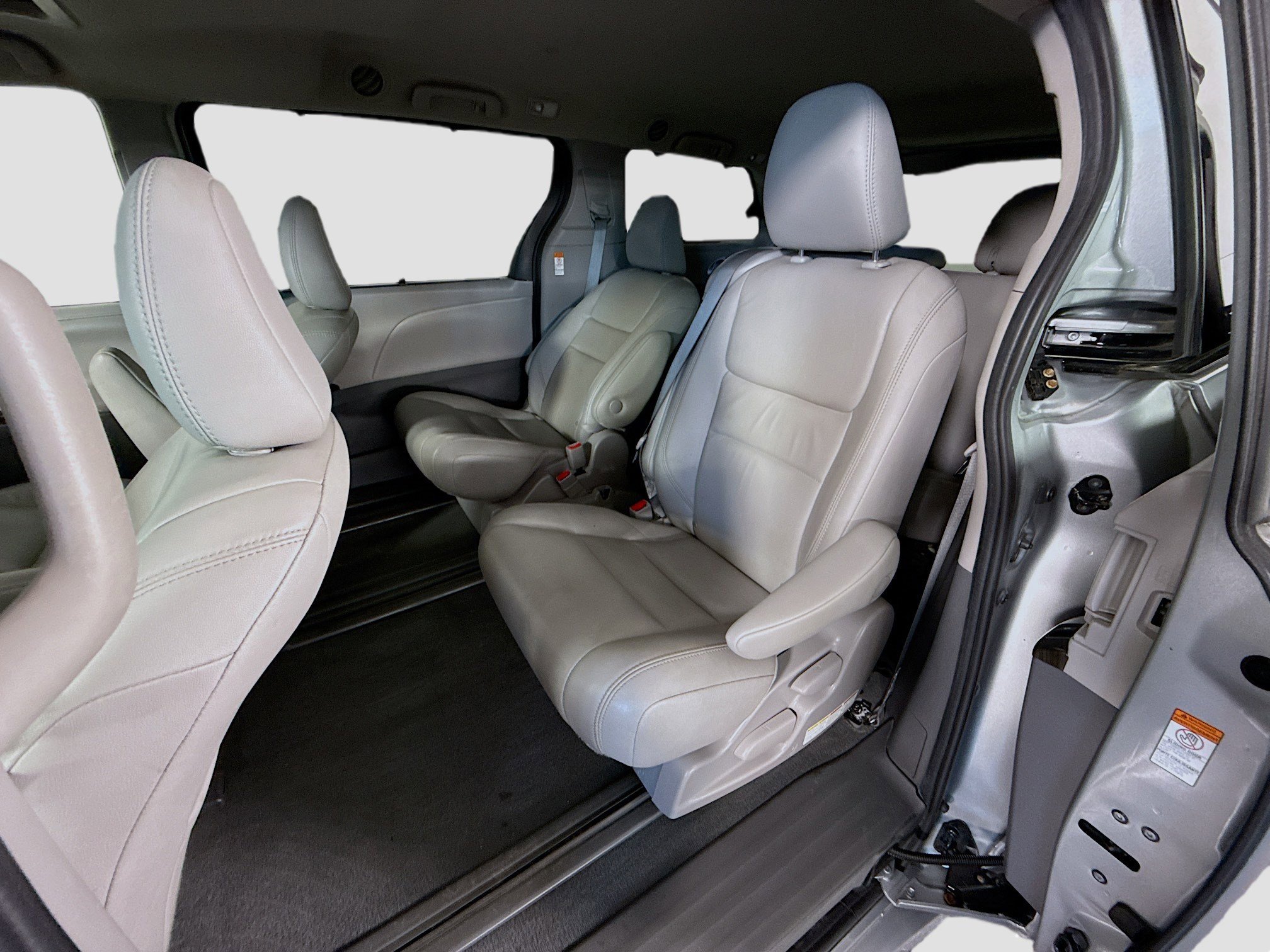 Used 2020 Toyota Sienna XLE FWD image 25