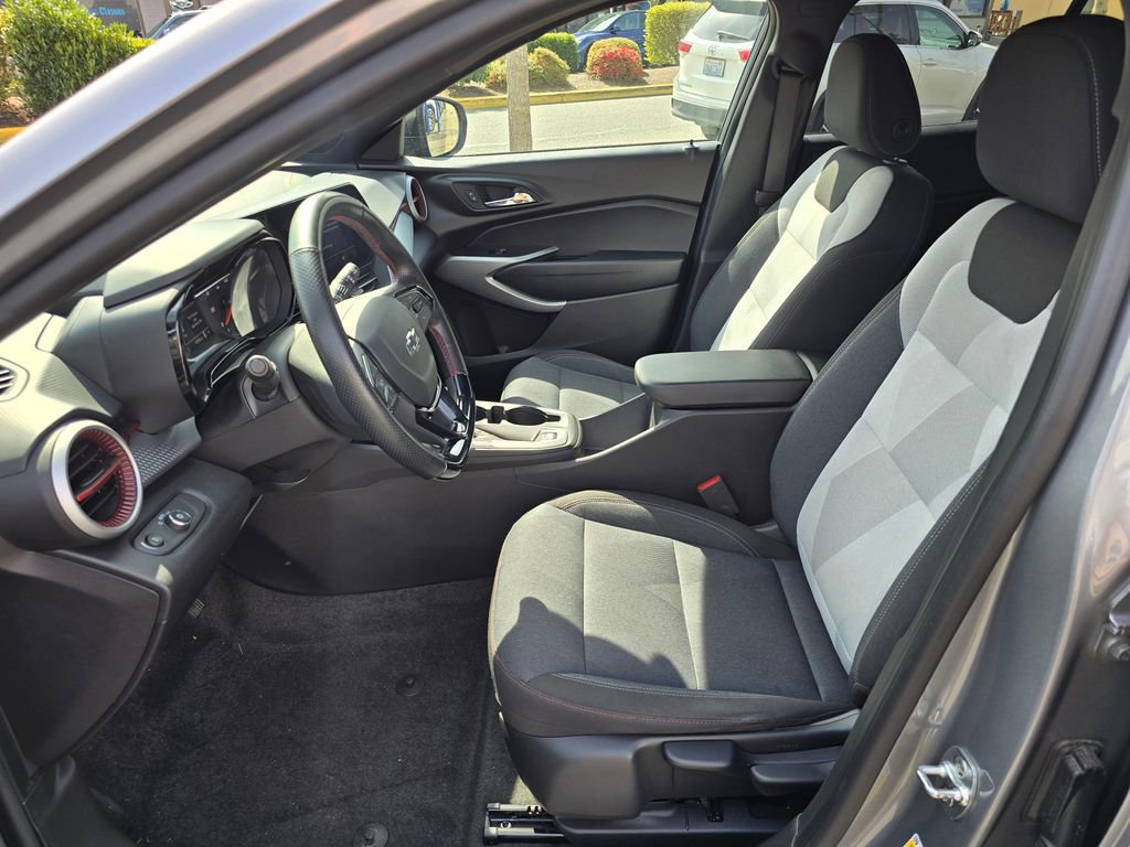Used 2025 Chevrolet Trax RS w/ Driver Confidence Package FWD image 20