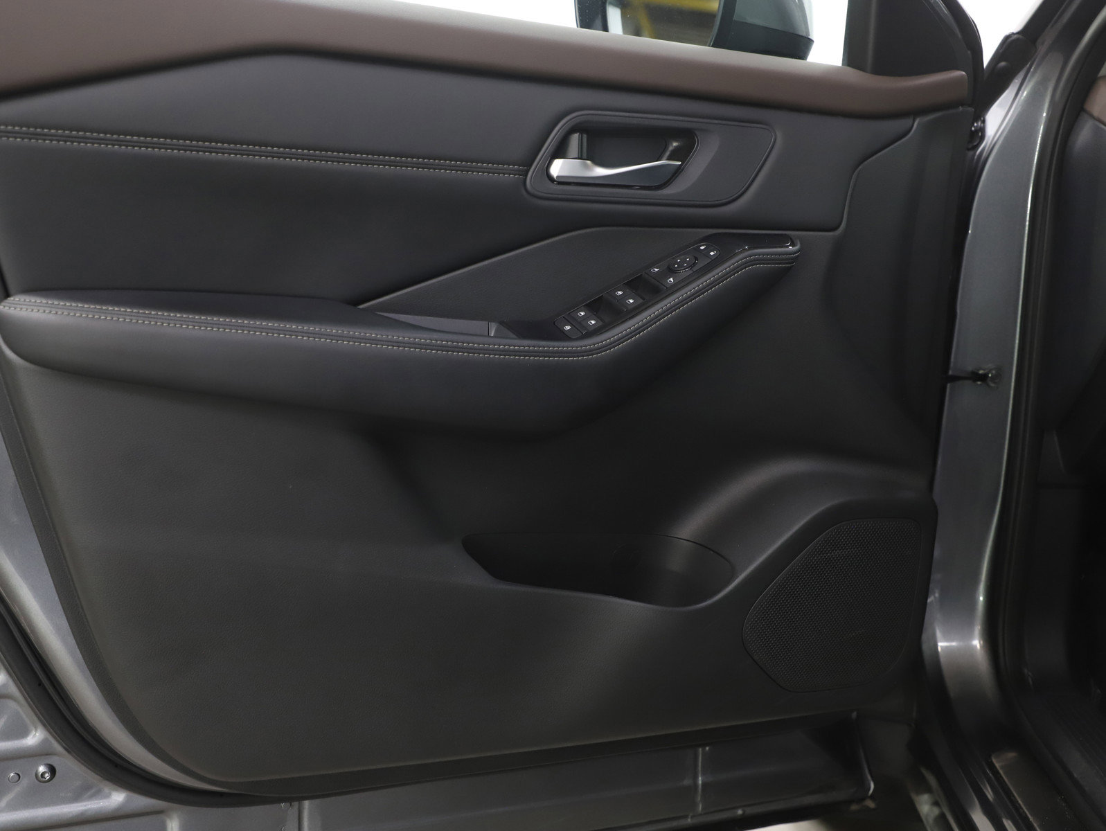 Used 2023 Nissan Rogue SV w/ SV Premium B Package image 19