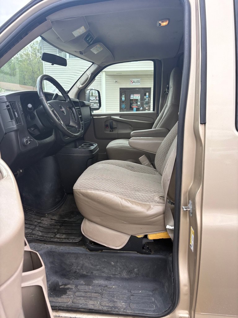 Used 2008 GMC Savana 3500 Extended Passenger w/ LT Preferred Equipment Group RWD image 9