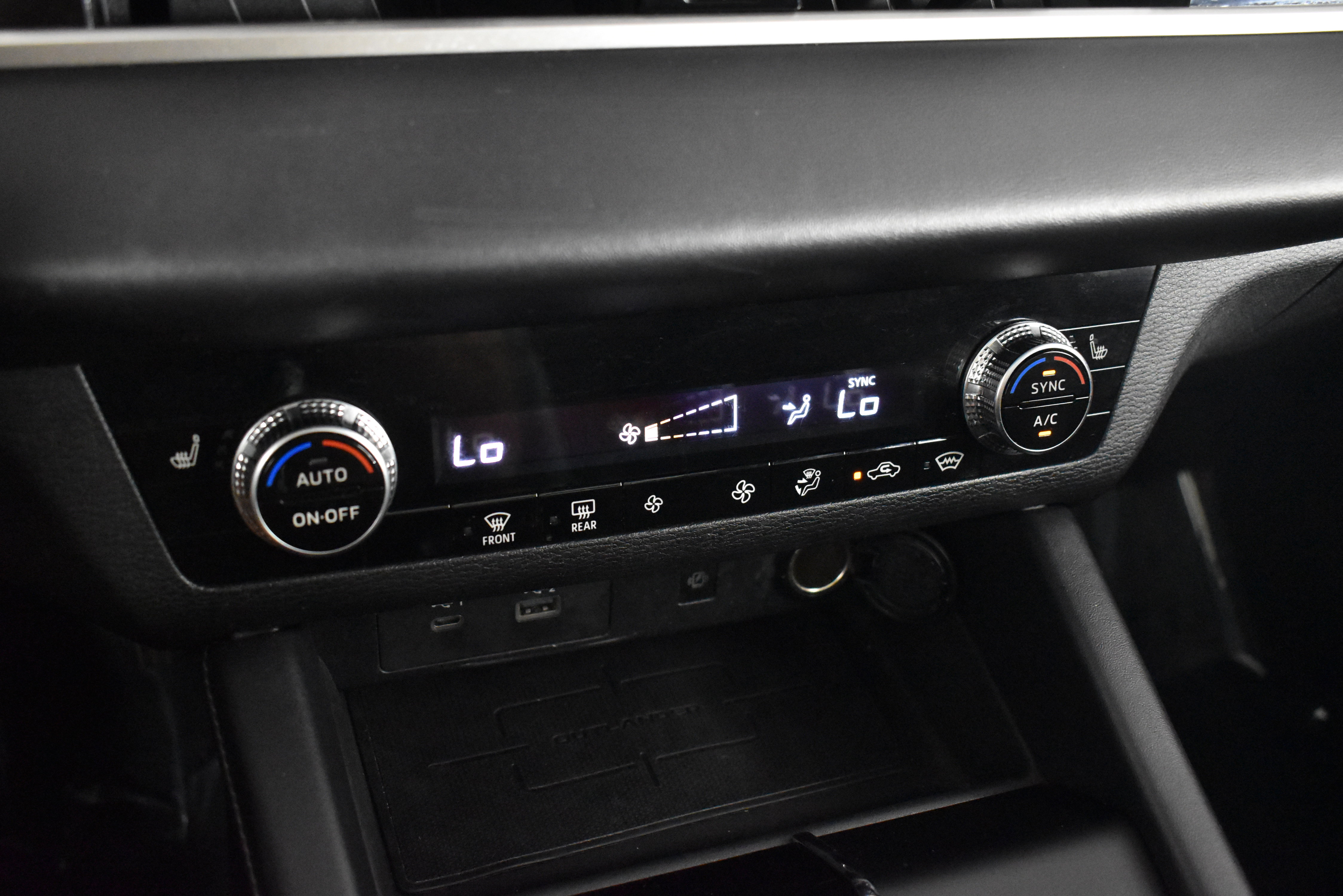 Used 2023 Mitsubishi Outlander SE image 30