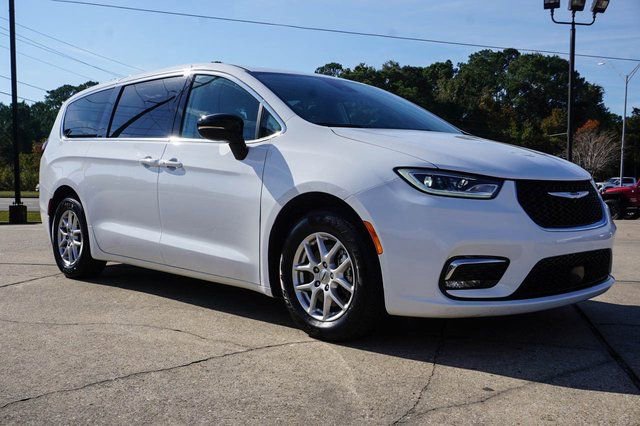Used 2024 Chrysler Pacifica Touring-L image 2
