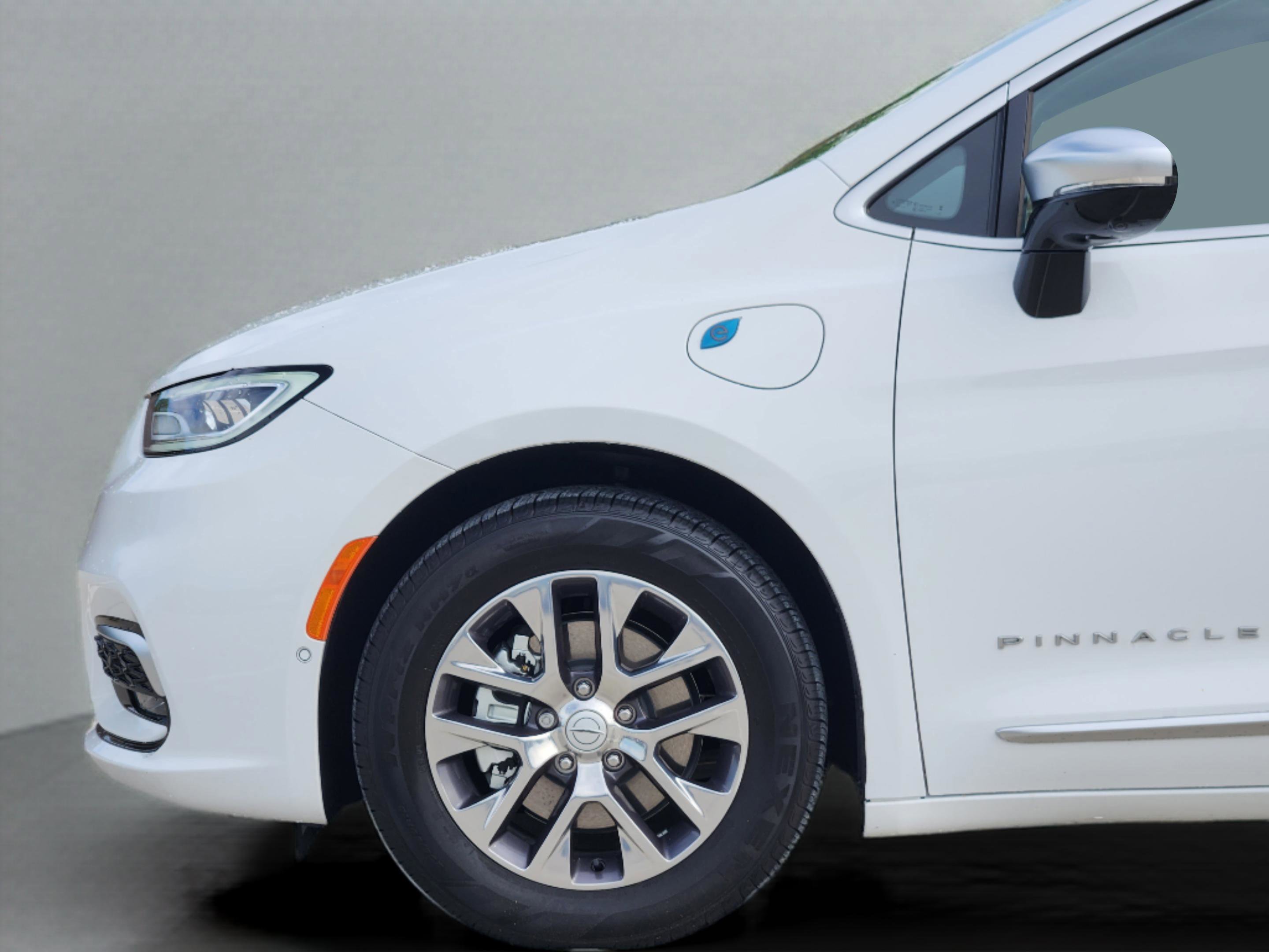 Used 2025 Chrysler Pacifica Pinnacle image 10