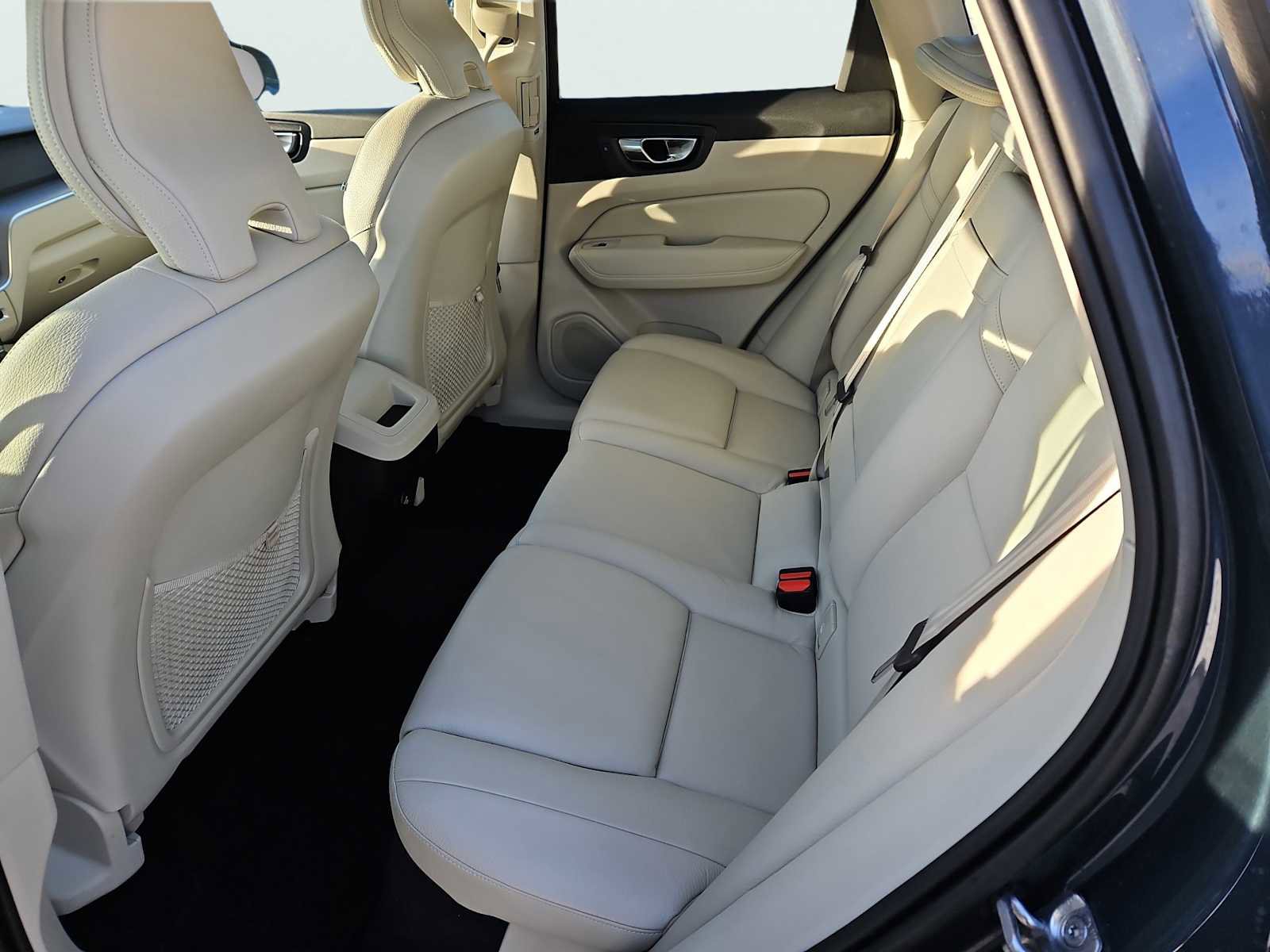 Used 2020 Volvo XC60 T6 Momentum w/ Protection Package Premier image 34