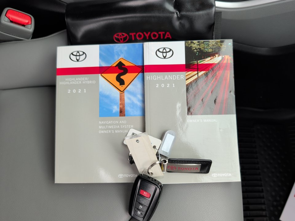 Used 2021 Toyota Highlander XLE AWD/4WD image 38