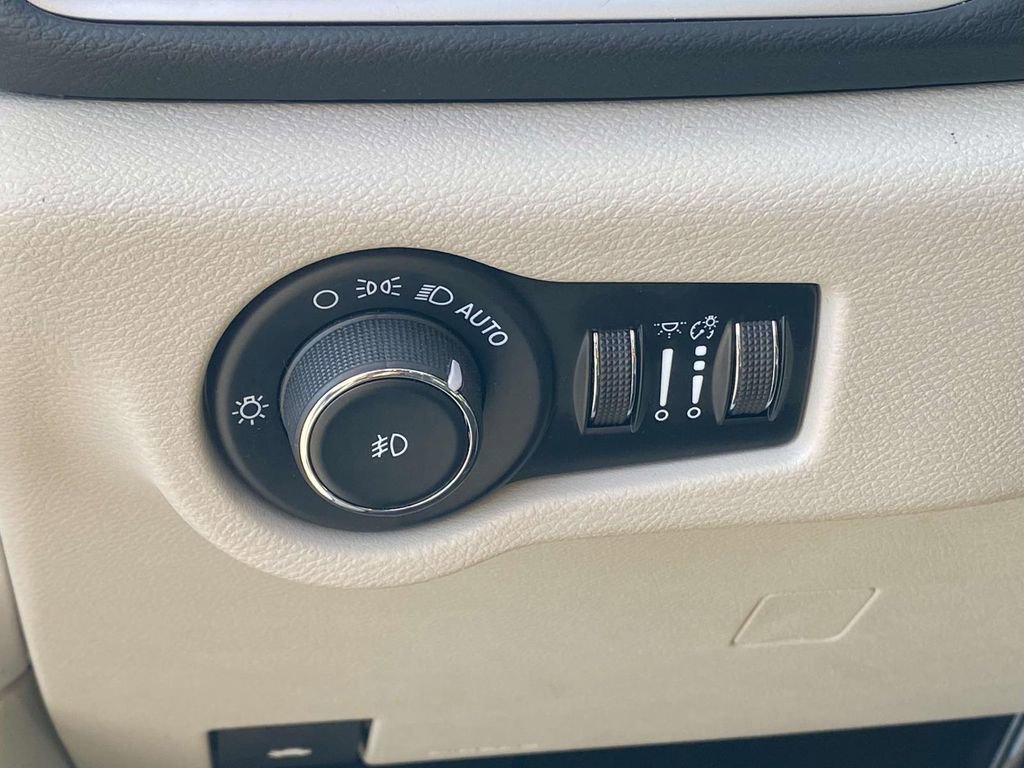 Used 2023 Chrysler Pacifica Touring-L image 17