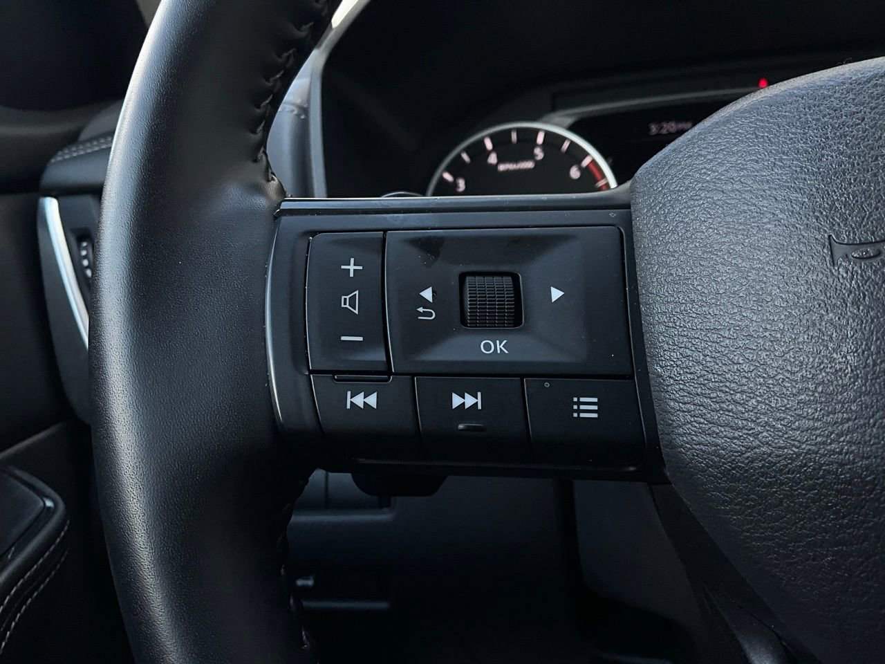 Used 2025 Nissan Rogue SV image 33