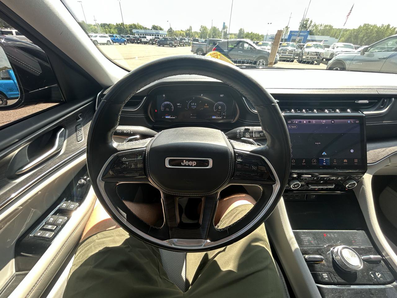 Used 2021 Jeep Grand Cherokee L Overland w/ Luxury Tech Group IV AWD/4WD image 31