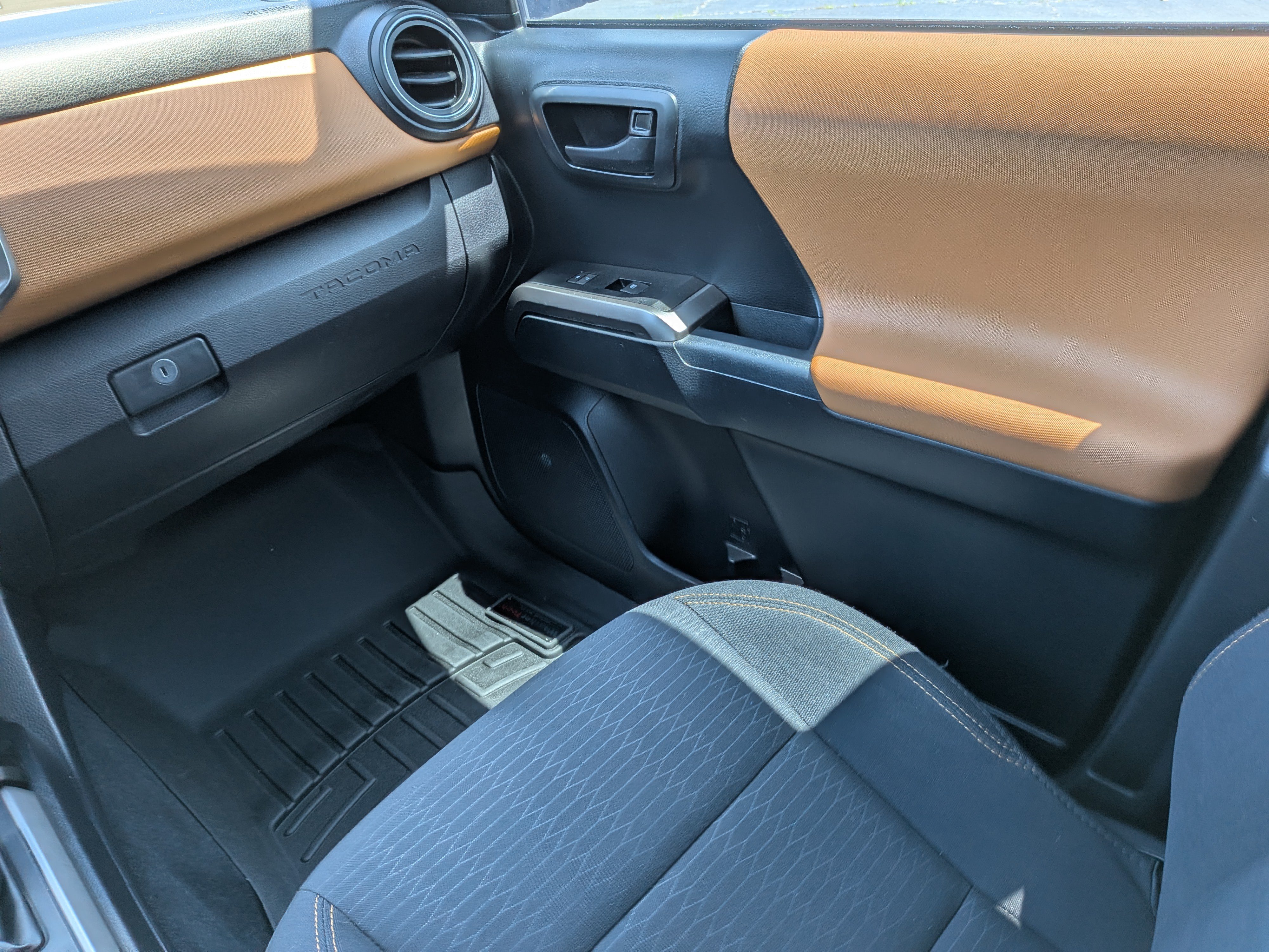 Used 2018 Toyota Tacoma SR5 RWD image 16
