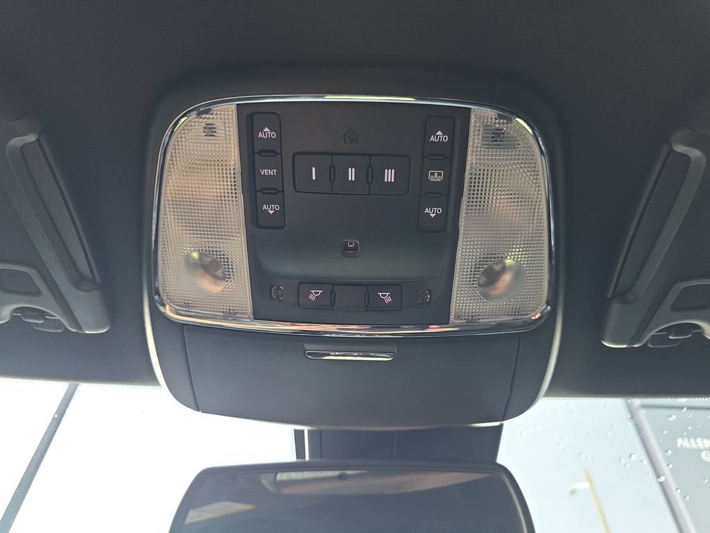Used 2023 Chrysler 300 C RWD image 28