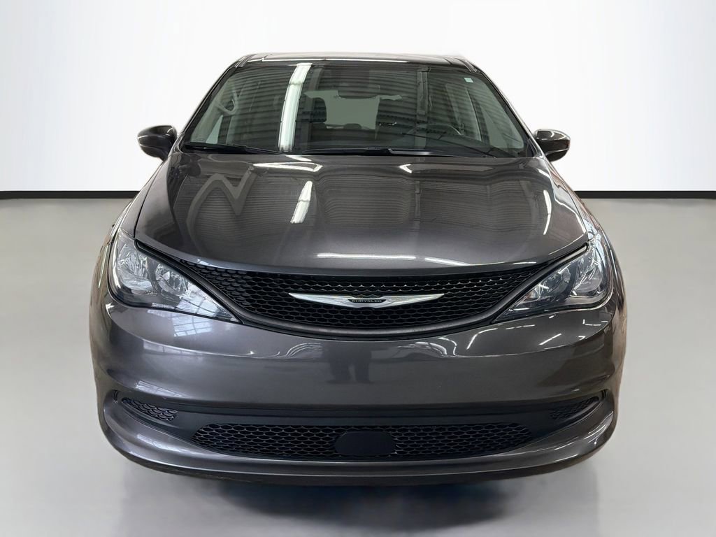 Used 2023 Chrysler Voyager LX FWD image 2