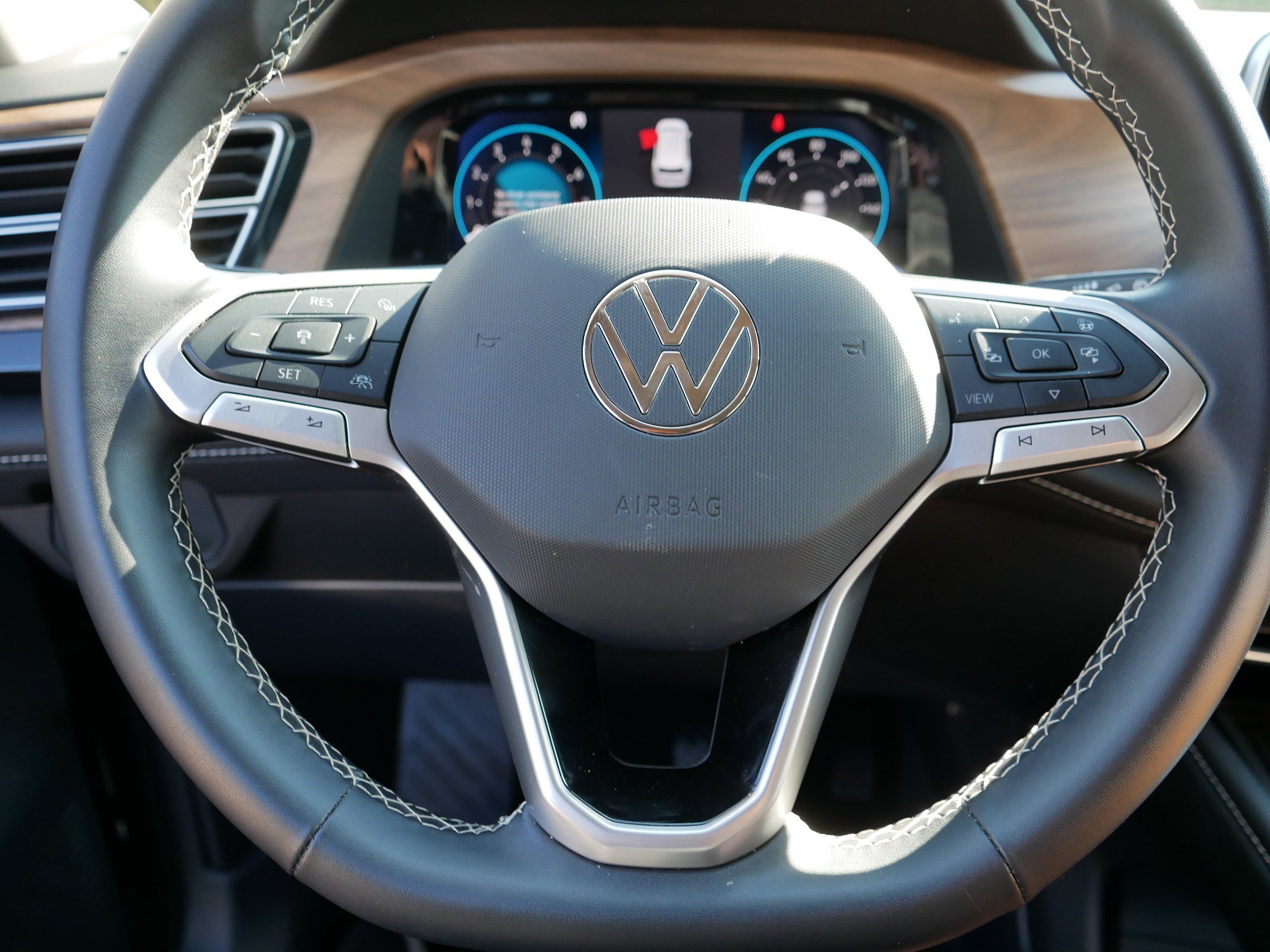 Used 2025 Volkswagen Atlas SE image 25