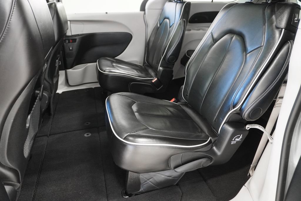 Certified 2024 Chrysler Pacifica Limited image 12