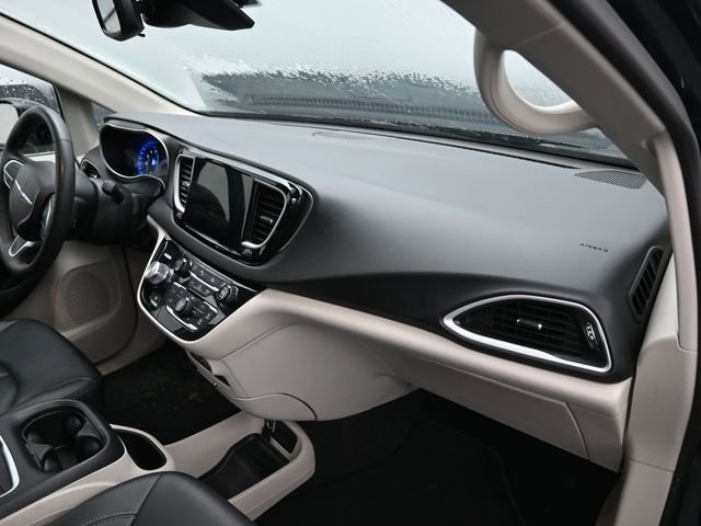 Used 2024 Chrysler Pacifica Touring-L image 9