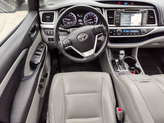 Used 2017 Toyota Highlander XLE AWD/4WD image 17