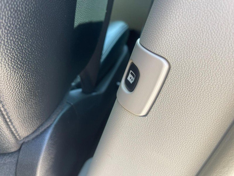 Used 2016 Chrysler Town & Country Touring-L image 16