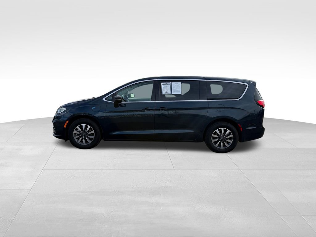 Used 2023 Chrysler Pacifica Touring-L image 4