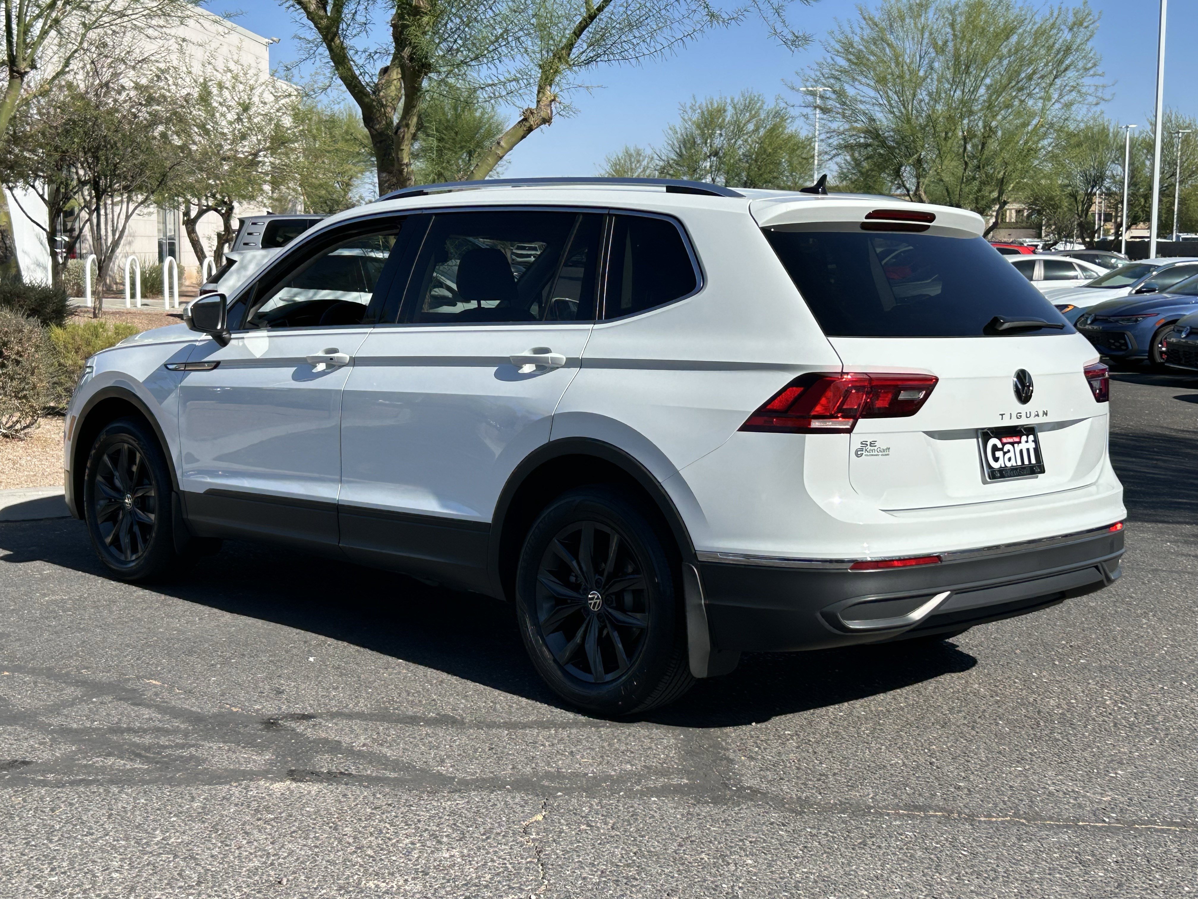 Used 2024 Volkswagen Tiguan SE FWD image 3