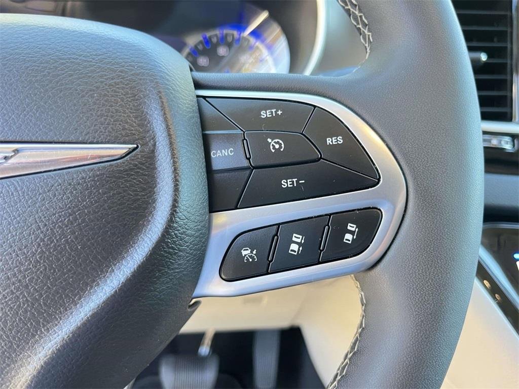 Used 2024 Chrysler Pacifica Touring-L image 16
