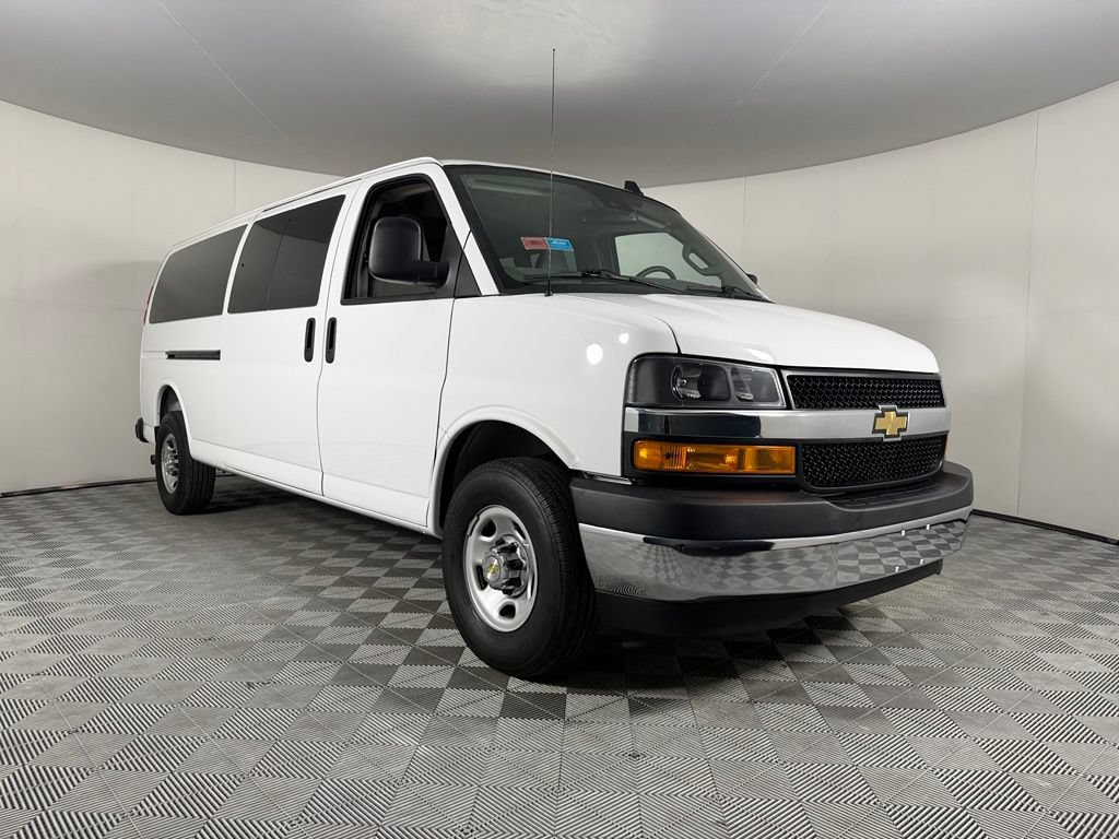 Used 2025 Chevrolet Express 3500 LT w/ LT Preferred Equipment Group RWD image 4